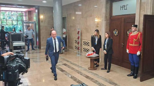 Predsednik Demokratske narodne partije Milan Knežević dolazi na konstitutivnu sednicu parlamenta CG. - Sputnik Srbija