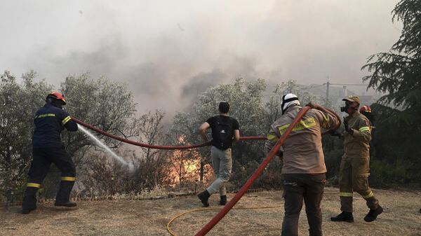Гашење пожара у граду Неа Анхијалос у близини Волоса у Грчкој - Sputnik Србија