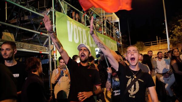 Присталице десничарске партије Вокс испред седишта странке у Мадриду. - Sputnik Србија