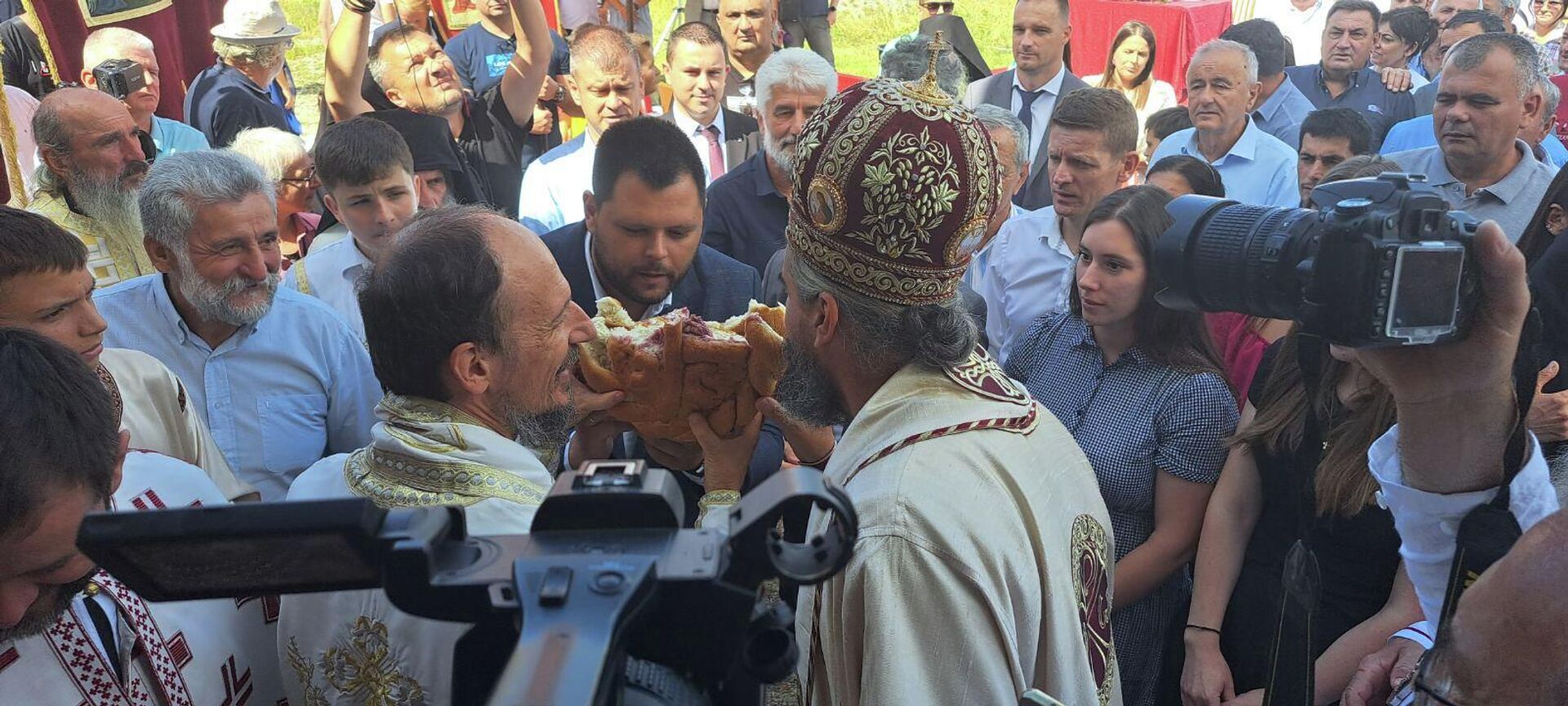 Причест испред обновљене цркве - Sputnik Србија, 1920, 29.07.2023