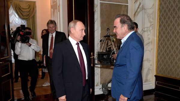 Ruski predsednik Vladimir Putin i američki režiser Oliver Stoun tokom intervjua - Sputnik Srbija