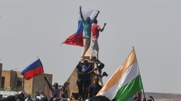 Протестующие с российскими флагами в Нигере - Sputnik Србија