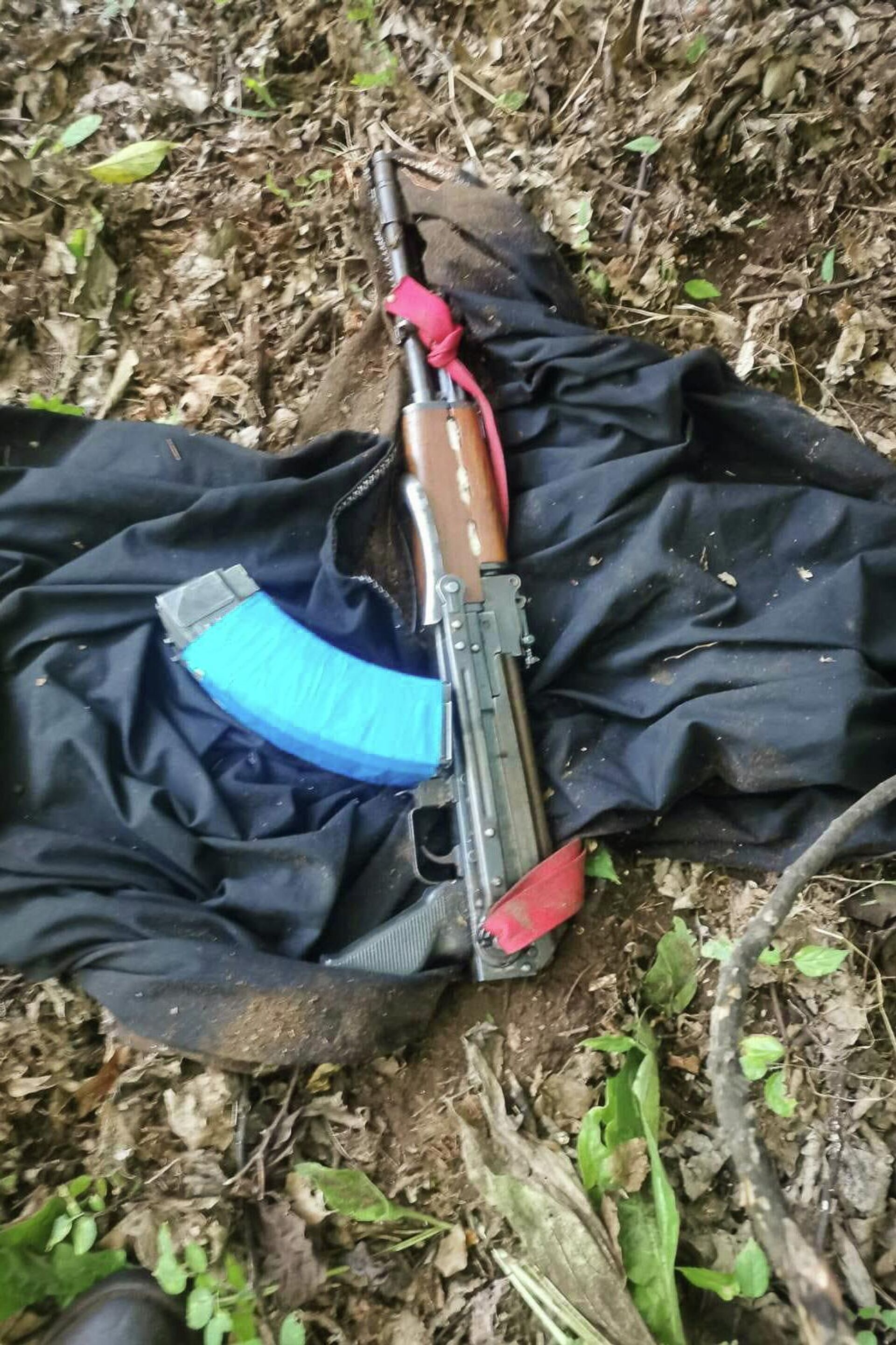 Policija je pronašla devet automatskih pušaka, tri pištolja i municiju. - Sputnik Srbija, 1920, 01.08.2023