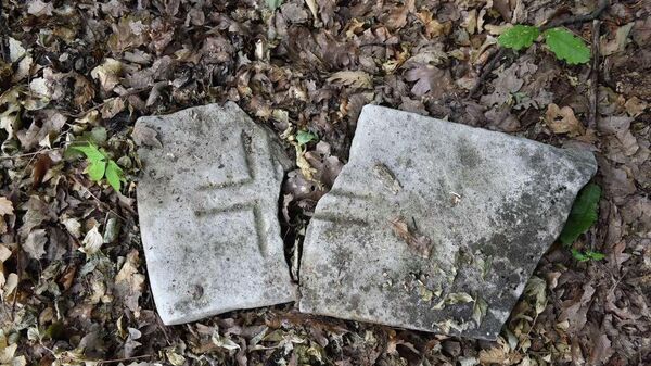 Поломљена надгробна плоча са места на коме почива један од монаха - Sputnik Србија