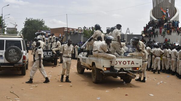 Нигерийские полицейские наблюдают за митингом сторонников в поддержку нигерийской хунты в Ниамее - Sputnik Србија