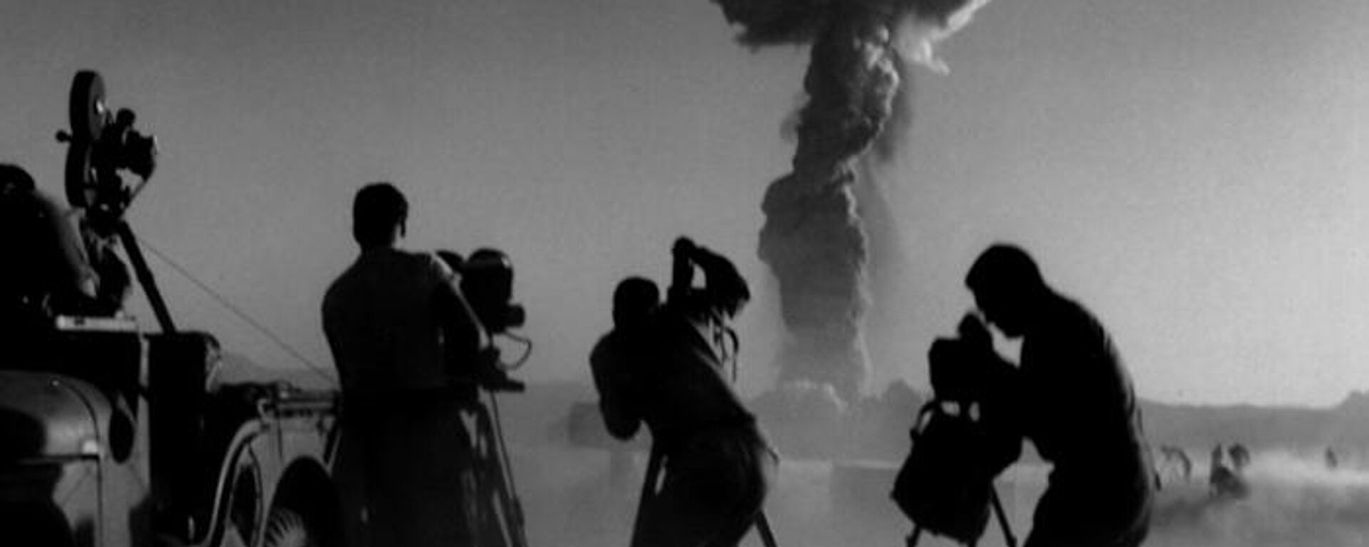 Камермани снимају нуклеарну експлозију у оквиру операције Plumbbob на полигону Невада у САД, 1957.  - Sputnik Србија, 1920, 05.08.2023