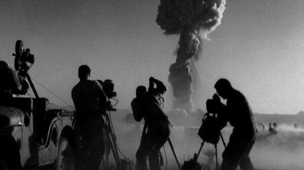 Камермани снимају нуклеарну експлозију у оквиру операције Plumbbob на полигону Невада у САД, 1957.  - Sputnik Србија