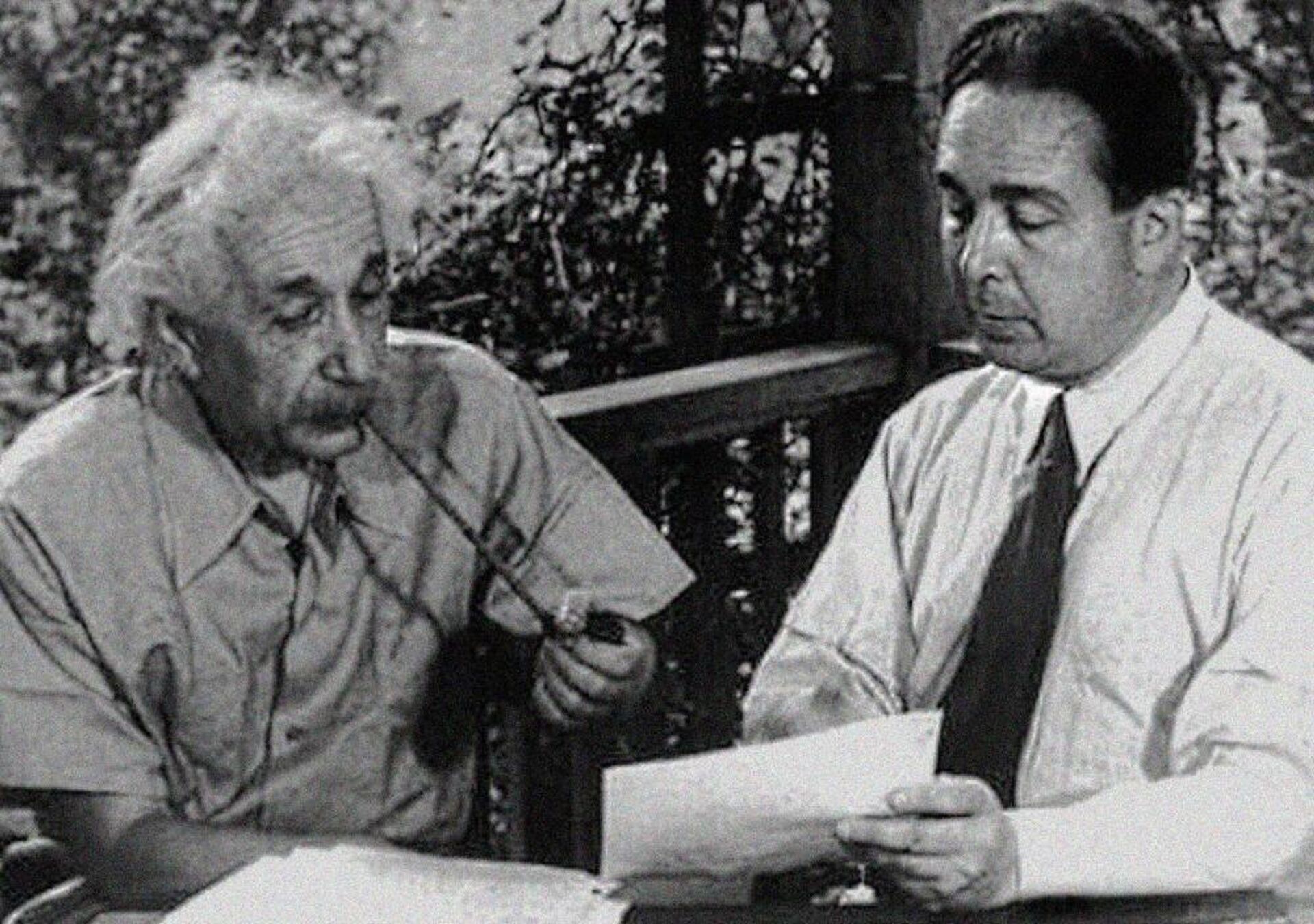  Писмо за америчког председника Рузвелта - Алберт Ајнштајн и Лео Силард на Лонг Ајленду 1939.  - Sputnik Србија, 1920, 03.08.2023