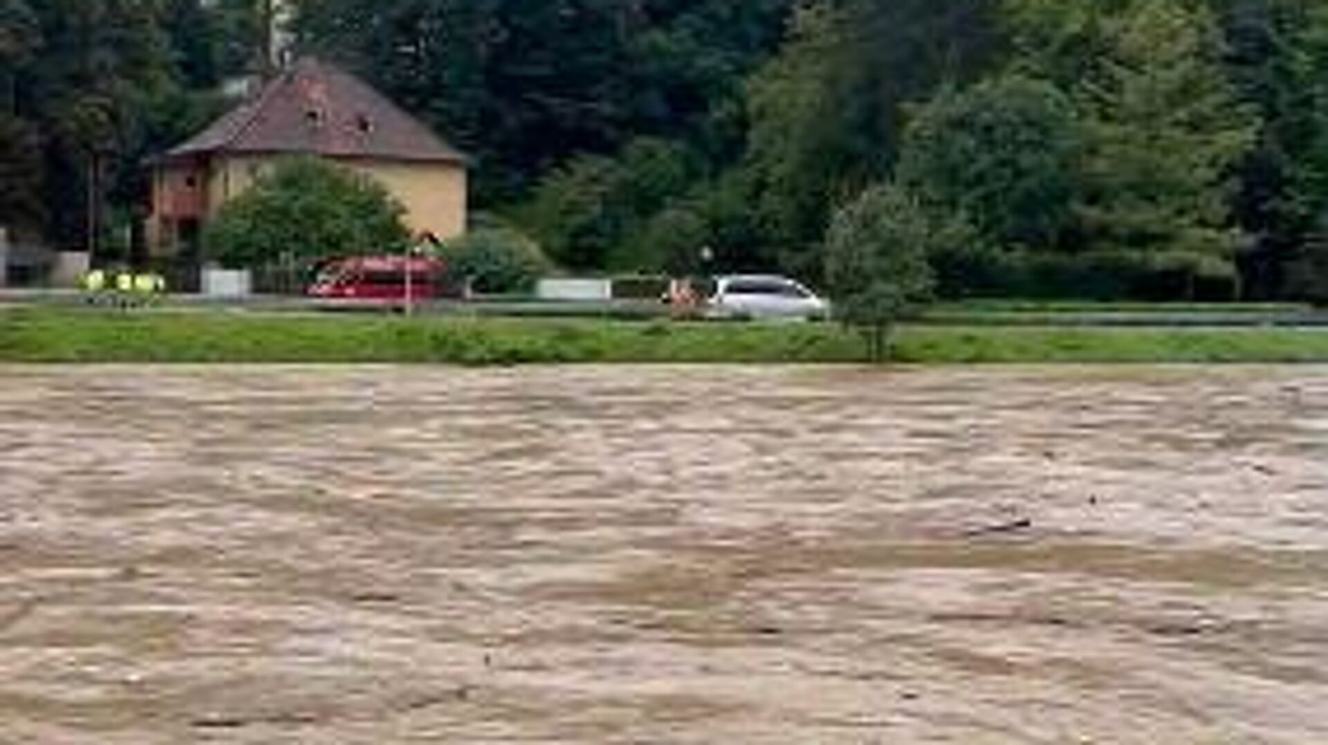 Самый высокий оповещение об уровне: Сильное наводнение произошло в Словении, один человек погиб /видео/