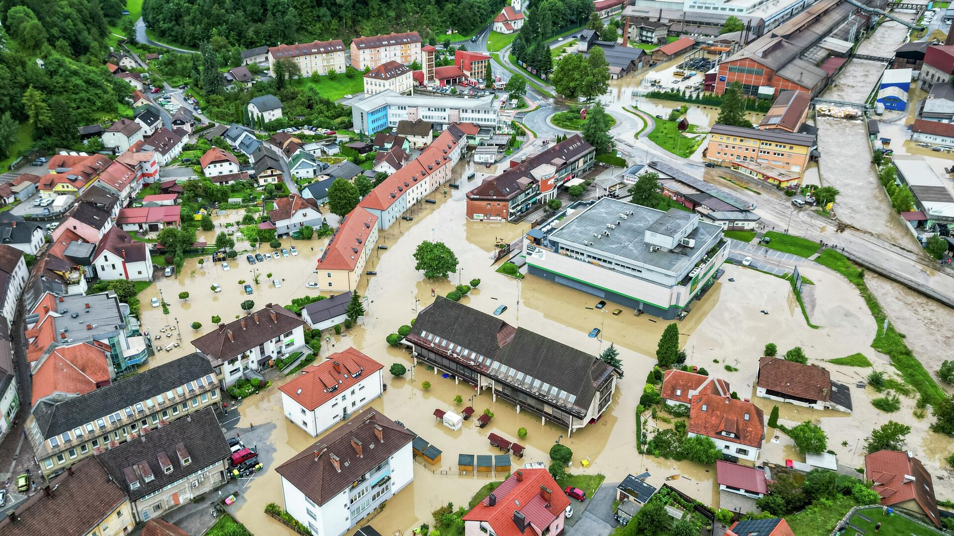 Dra матические сцены из Словении : Армия опубликовала кадры затопленных территорий /видео/