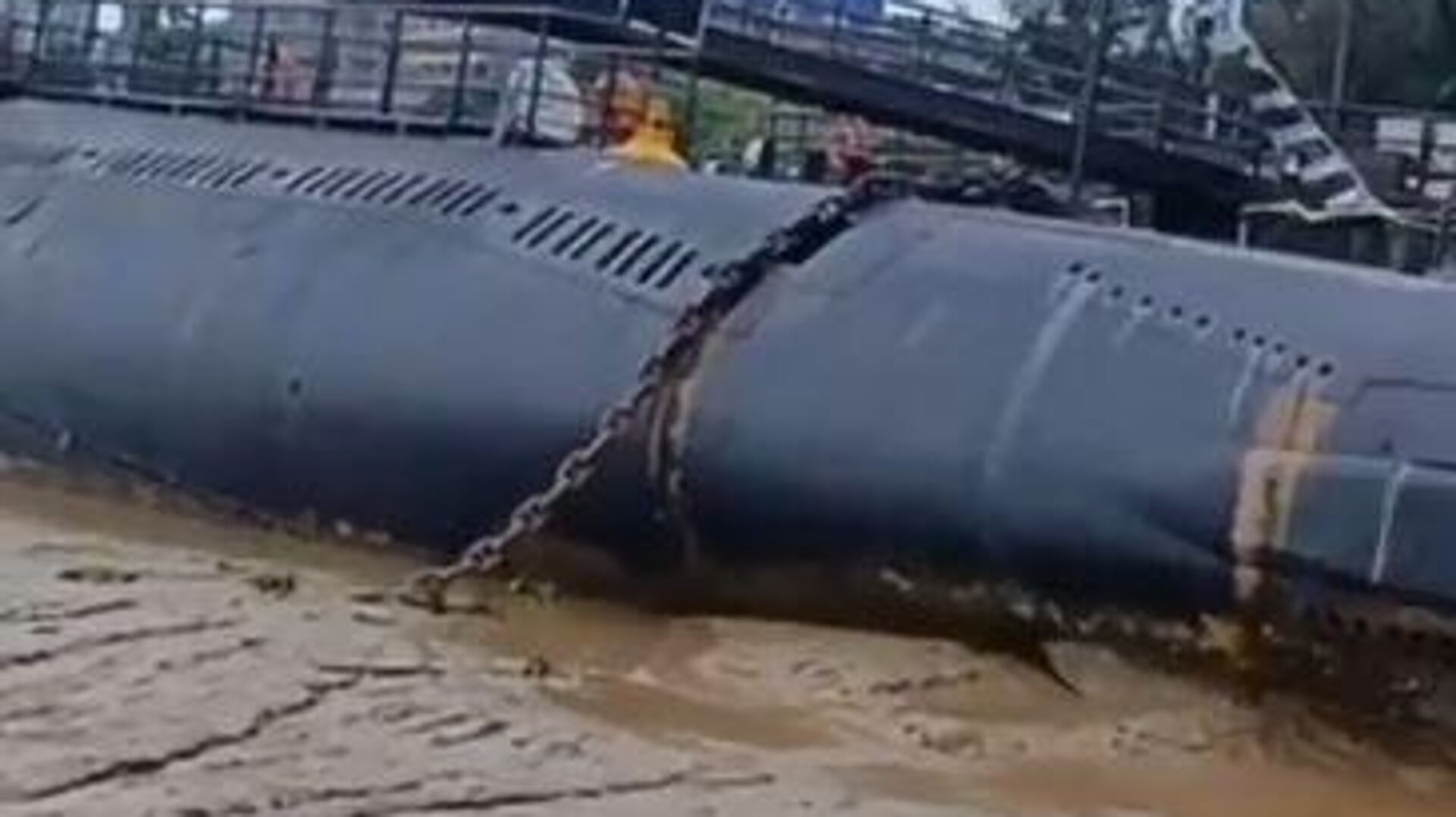 Китайская подводная лодка закончила улицу в грязи /видео/