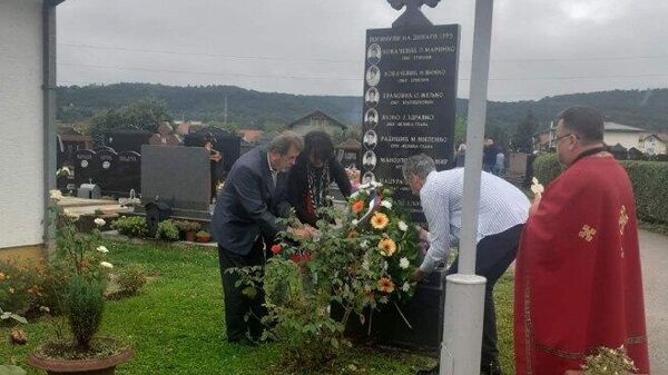 Положени венци на Пердуовом гробљу поводом обележавања 28 година од Олује.  - Sputnik Србија