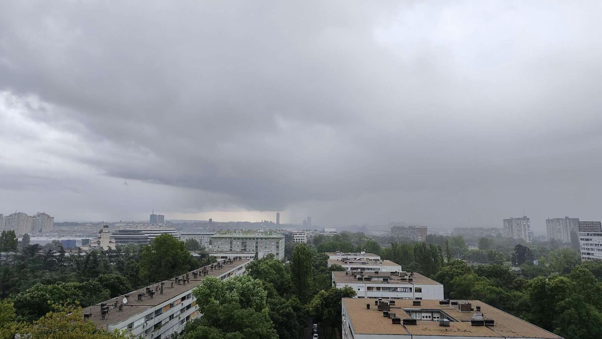  Сильный ливень в Белграде , больше городов под ударом: Следите за движением облачной системы над Сербией /photo/