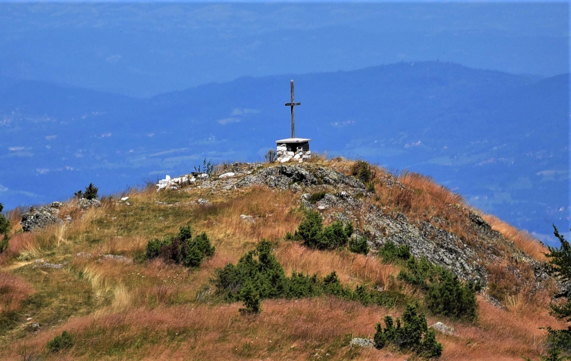 Krst zahvalnosti stradalim borcima na Čemernu Krst zahvalnosti stradalim borcima na Čemernu - Sputnik Srbija, 1920, 07.08.2023