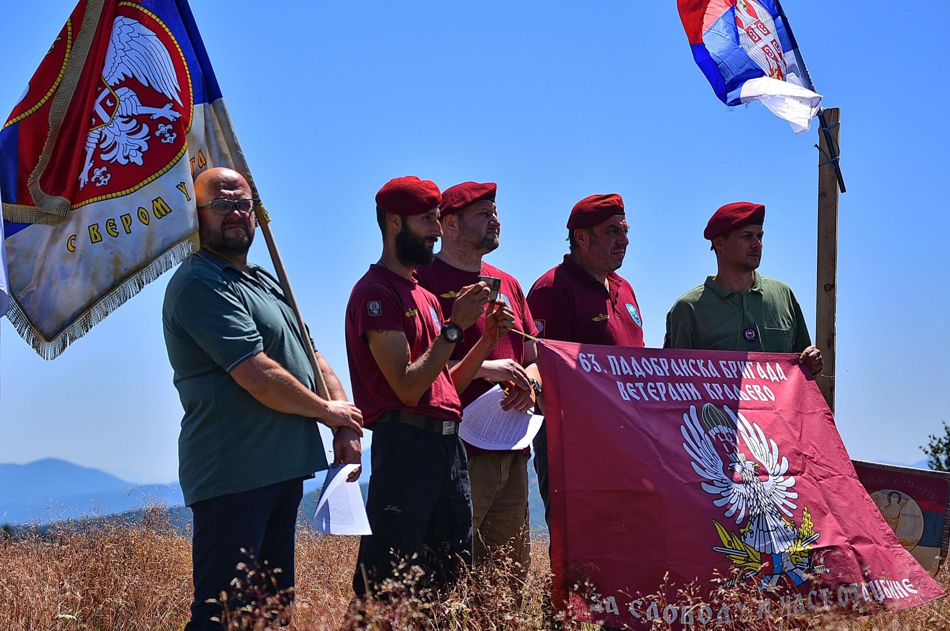 Replika ratne zastave Četvrtog pešadijskog puka drugog poziva i zastava veterana 63. padobranske brigade na vrhu Čemerna Replika ratne zastave Četvrtog pešadijskog puka drugog poziva i zastava veterana 63. padobranske brigade na vrhu Čemerna - Sputnik Srbija, 1920, 07.08.2023
