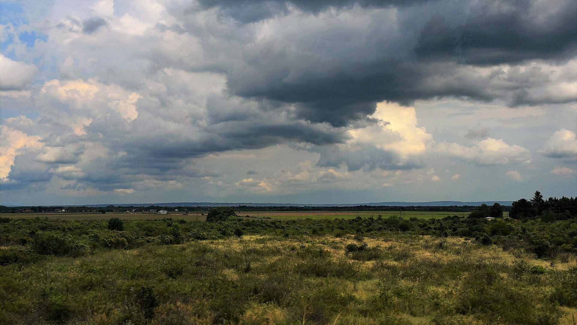 Облаци пред кишу - Sputnik Србија, 1920, 10.09.2025