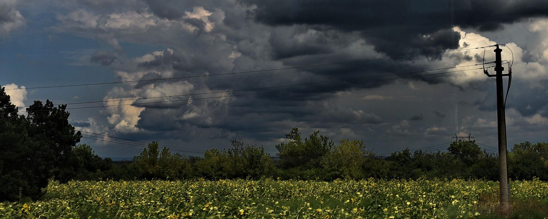 Crni  oblaci iznad polja  - Sputnik Srbija, 1920, 24.08.2023