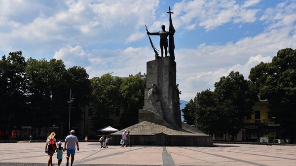 Spomenik srpskim ratnicima u Kraljevu sačinjava figura srpskog vojnika u opancima, sa šajkačom na glavi, koji ispruženom desnom rukom drži pušku, a drugom grli zastavu - Sputnik Srbija