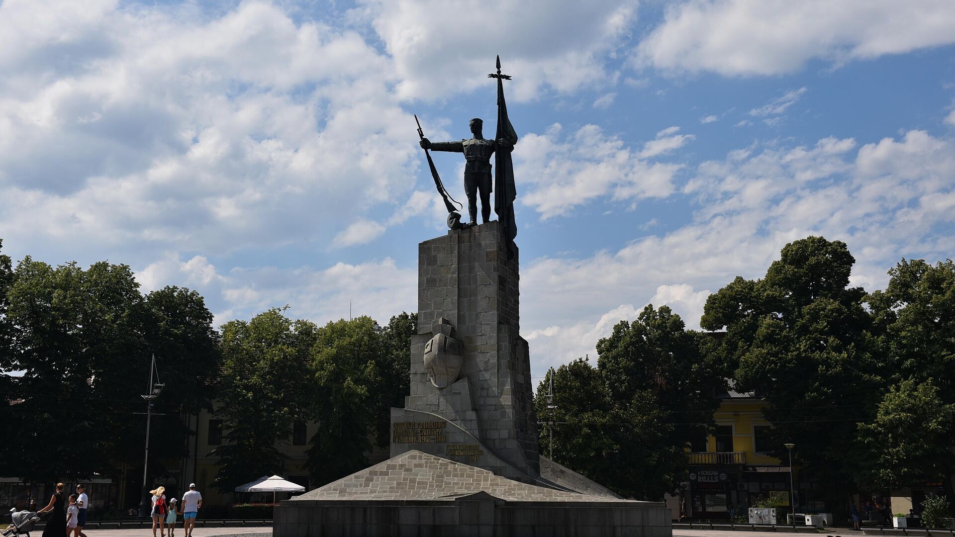 Споменик српским ратницима у Краљеву је изграђен 1934, по узору на Спомен-костурницу бранилаца Београда, подигнуту годину раније на Новом гробљу у Београду - Sputnik Србија, 1920, 11.02.2025