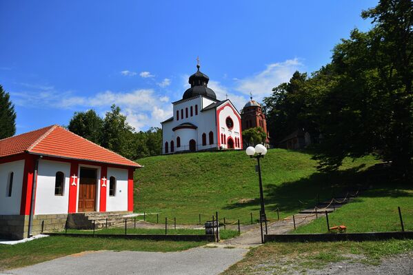 Црква Светог Богојављења у Врдилима својом лепотом задивљује, док стилом градње неодољиво подсећа на руске светиње, те је тако у народу прозваше - руска црква - Sputnik Србија