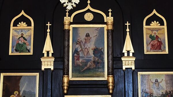 Ikone u ikonostasu crkve Svetog Bogojavljenja u Vrdilima koje je naslikao ruski arhitekta Mihail Gluščenko - Sputnik Srbija