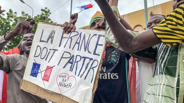 Demonstranti drže antifrancuske parole na protestu u Nigeru - Sputnik Srbija