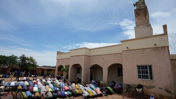 Муслимани се моле у џамији у Нигерији. - Sputnik Србија