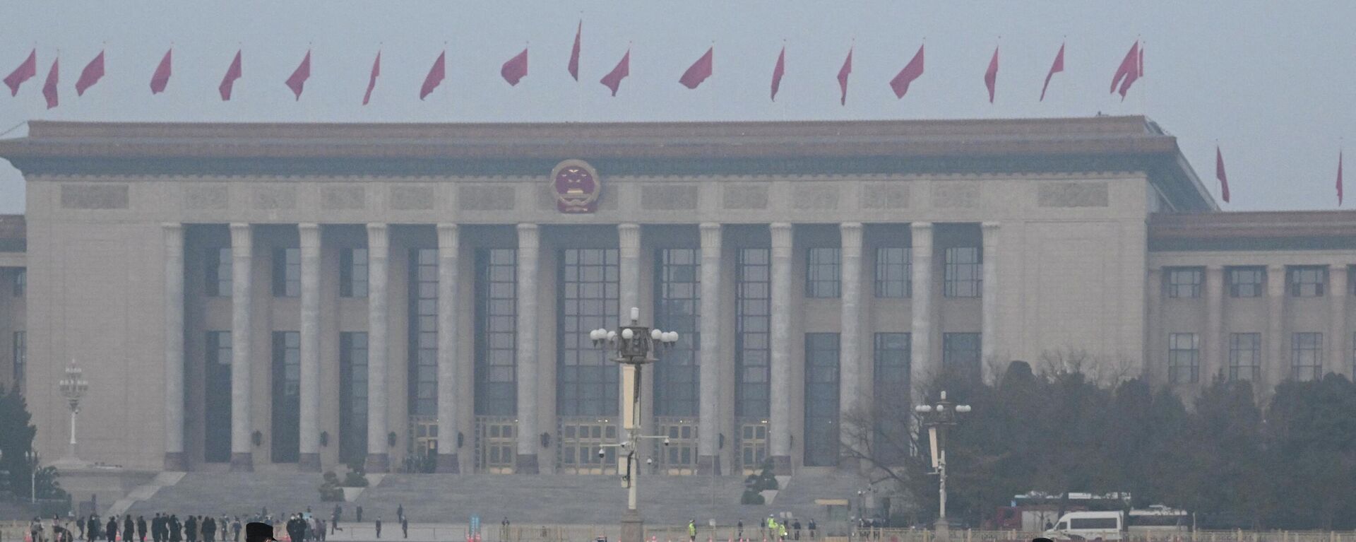 Радници обезбеђења испред зграде кинеског парламента на Тргу Тјенанмен у Пекингу - Sputnik Србија, 1920, 12.08.2023