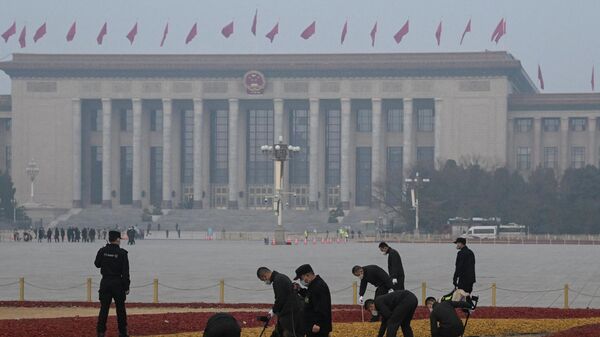 Радници обезбеђења испред зграде кинеског парламента на Тргу Тјенанмен у Пекингу - Sputnik Србија