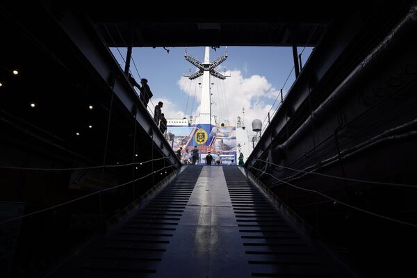 Unutrašnjost velikog desantnog broda „Ivan Gren“, na kome se održava izložba trofeja specijalne vojne operacije. - Sputnik Srbija
