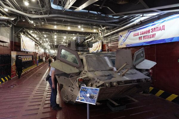Izložba na desantnom brodu sadrži i oklopni transporter BTR-4MV. - Sputnik Srbija