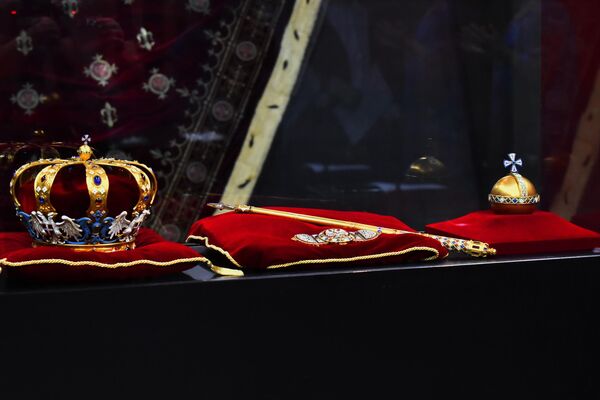 Kruna, plašt, žezlo i šar kralja Petra Prvog Karađorđevića izloženi  su u centralnoj sali  Istorijskog muzeja Srbije. - Sputnik Srbija
