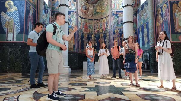 Учесници српско - руског географског кампа посетили су цркву на Опленцу - Sputnik Србија