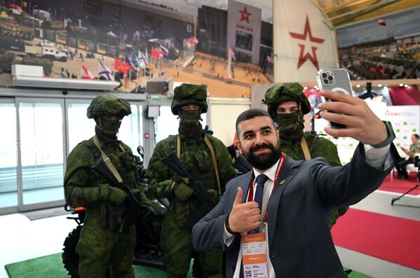 Posetilac se fotografiše na Međunarodnom vojno-tehničkom forumu „Armija-2023“ u kongresno-izložbenom centru „Patriot“. - Sputnik Srbija