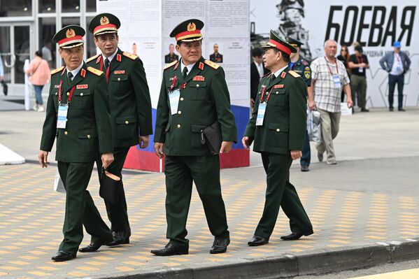 Oficiri Narodnooslobodilačke armije Kine na Međunarodnom vojno-tehničkom forumu „Armija-2023“. - Sputnik Srbija