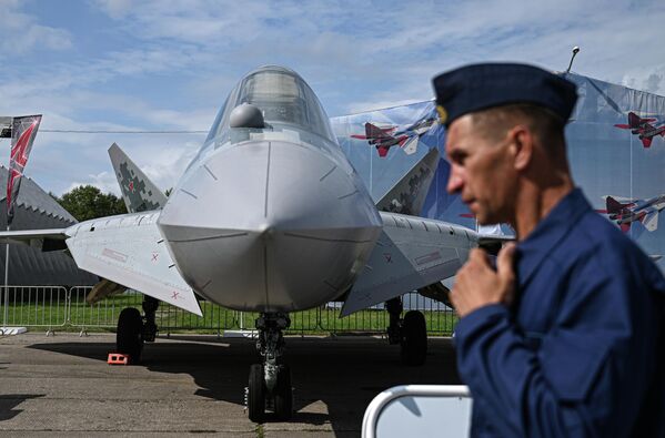 Multifunkcionalni lovac pete generacije Su-57 na izložbi na Međunarodnom vojno-tehničkom forumu „Armija-2023“ na aerodromu  Kubinka. - Sputnik Srbija