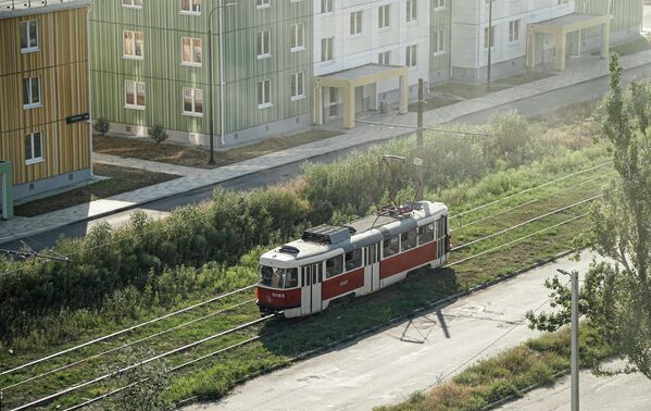 Nove kuće i tramvaj na Bulevaru Ševčenka u Marijupolju. - Sputnik Srbija