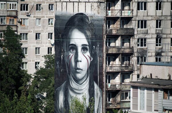 Grafit na zidu stambene zgrade u Marijupolju. - Sputnik Srbija