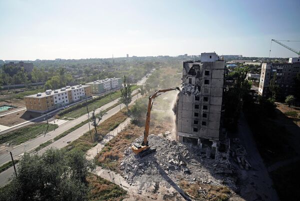 Rušenje jednog od poslednjih preostalih nebodera u Bulevaru Ševčenka u Marijupolju. U blizini su nove trospratne zgrade. - Sputnik Srbija