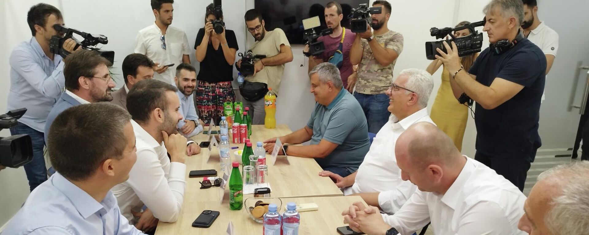 Milojko Spajić sa predstavnicima ZBCG na današnjem sastanku - Sputnik Srbija, 1920, 07.10.2023