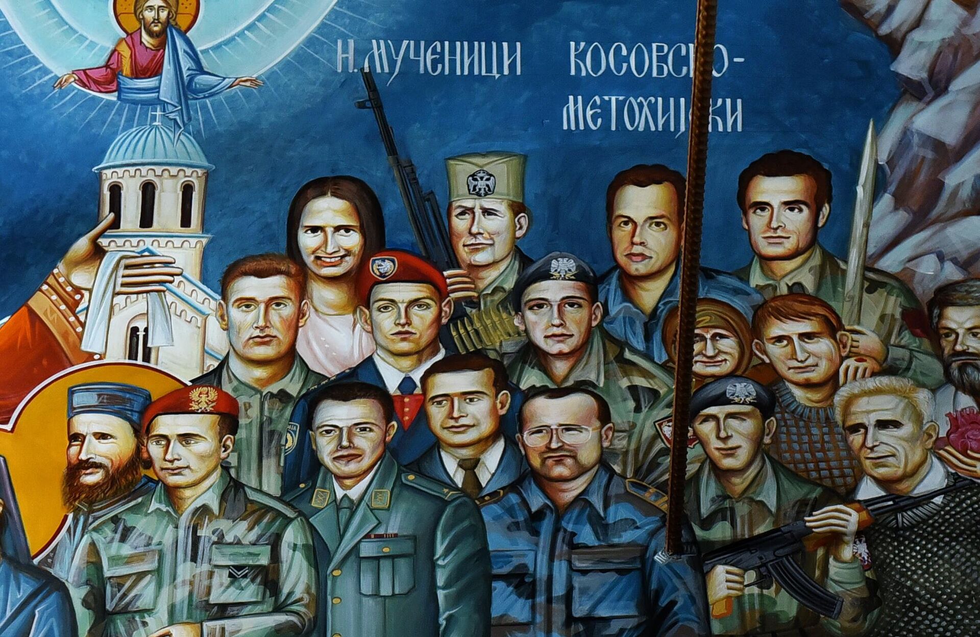 Na fresci je prikazano 12 boraca koji su život izgubili braneći Otadžbinu 1998. i 1999. godine . Iz svake jedinice prikazan je po jedan poginuli pripadnik. 
 - Sputnik Srbija, 1920, 17.08.2023