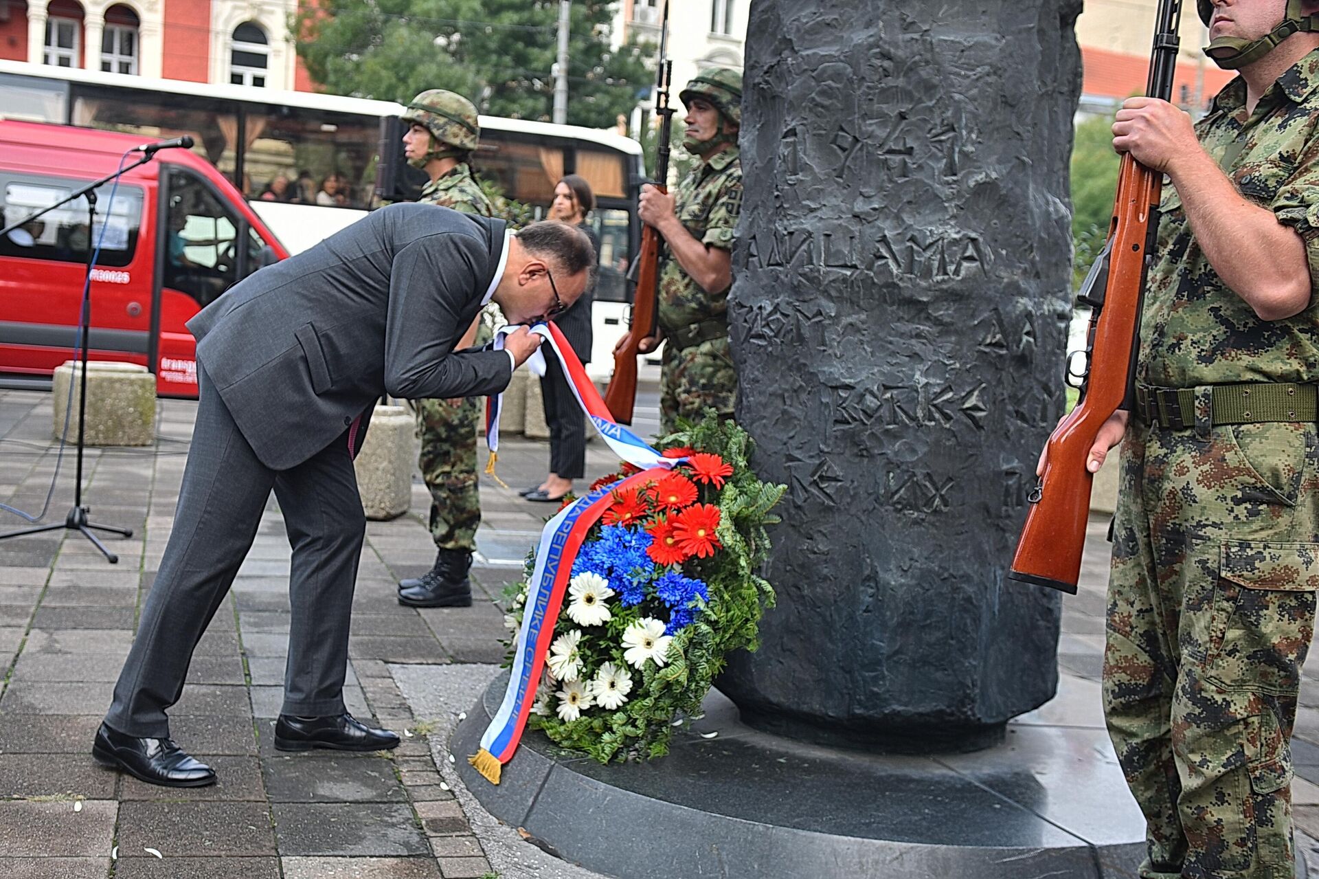 Odavanje počasti kod Spomenika obešenim rodoljubima na Terazijama Odavanje počasti kod Spomenika obešenim rodoljubima na Terazijama - Sputnik Srbija, 1920, 17.08.2023