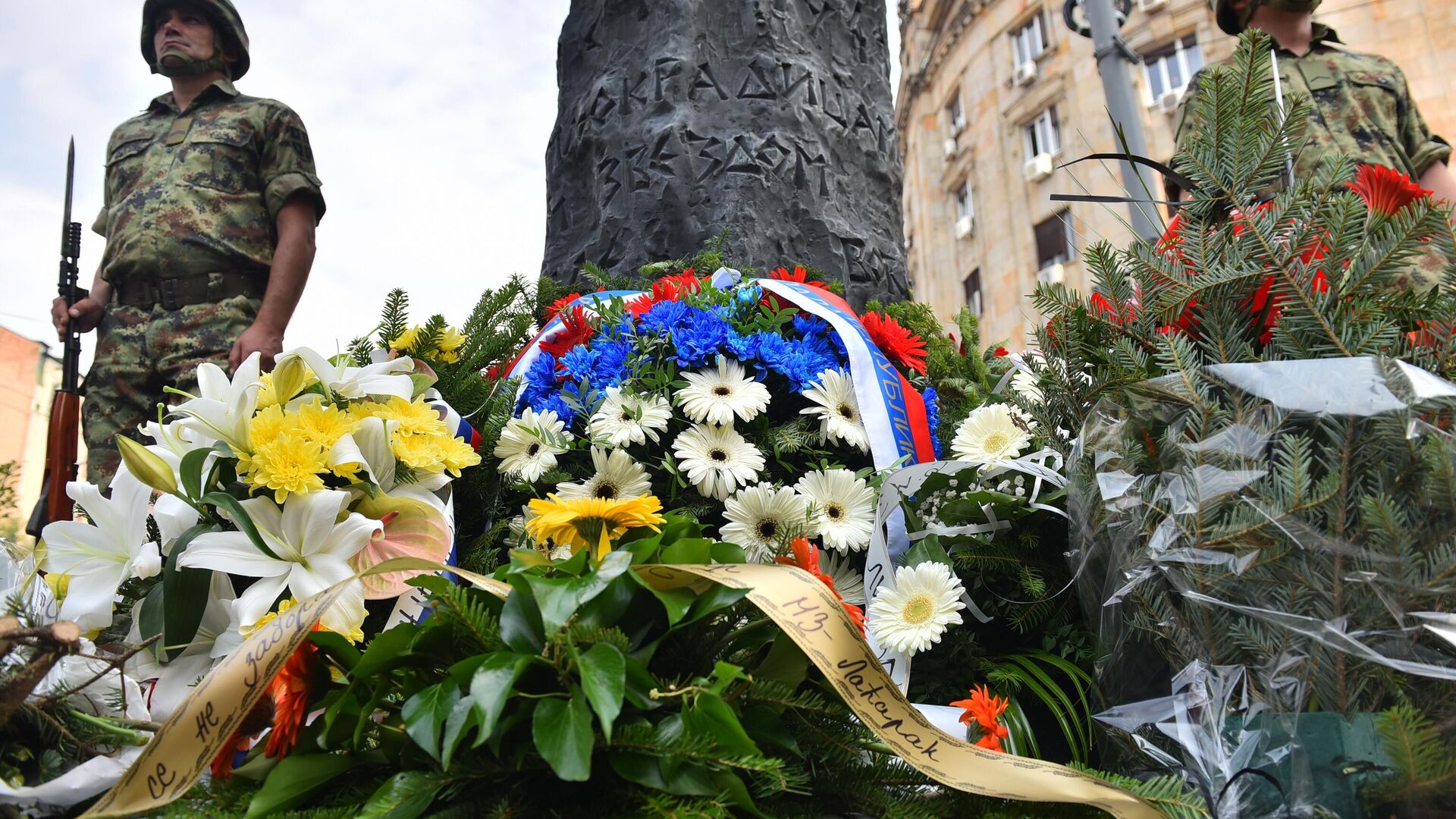 Odavanje počasti kod Spomenika obešenim rodoljubima na Terazijama Odavanje počasti kod Spomenika obešenim rodoljubima na Terazijama - Sputnik Srbija, 1920, 17.08.2023