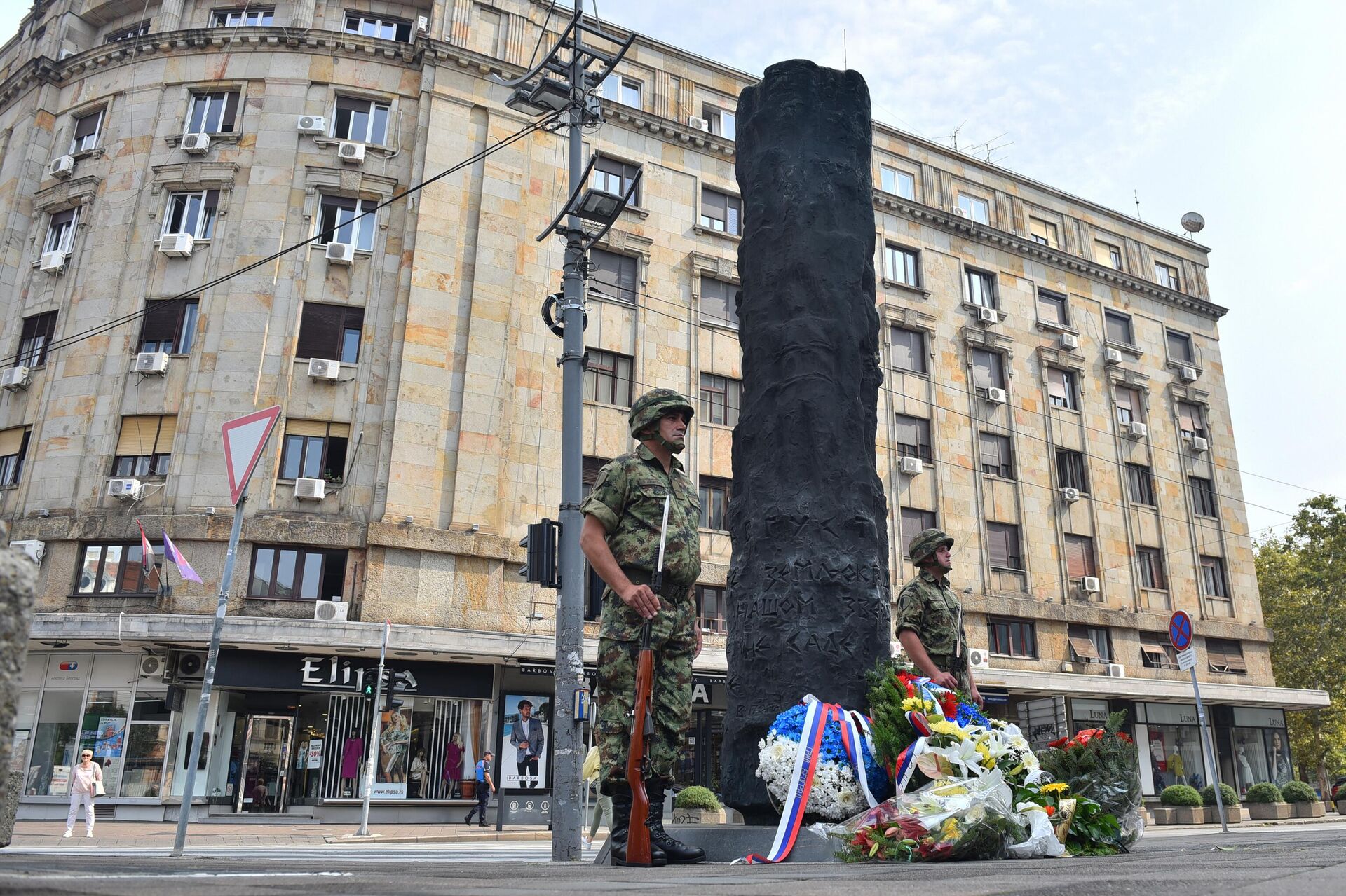 Odavanje počasti kod Spomenika obešenim rodoljubima na Terazijama Odavanje počasti kod Spomenika obešenim rodoljubima na Terazijama - Sputnik Srbija, 1920, 17.08.2023