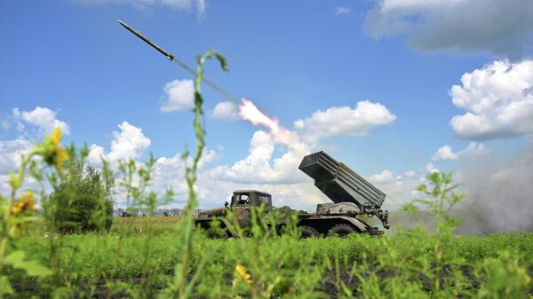 Višecevni bacač raketa „grad“ BM-21 Zapadne grupe snaga ruske vojske dejstvuje u pravcu Kupjanska u LNR - Sputnik Srbija