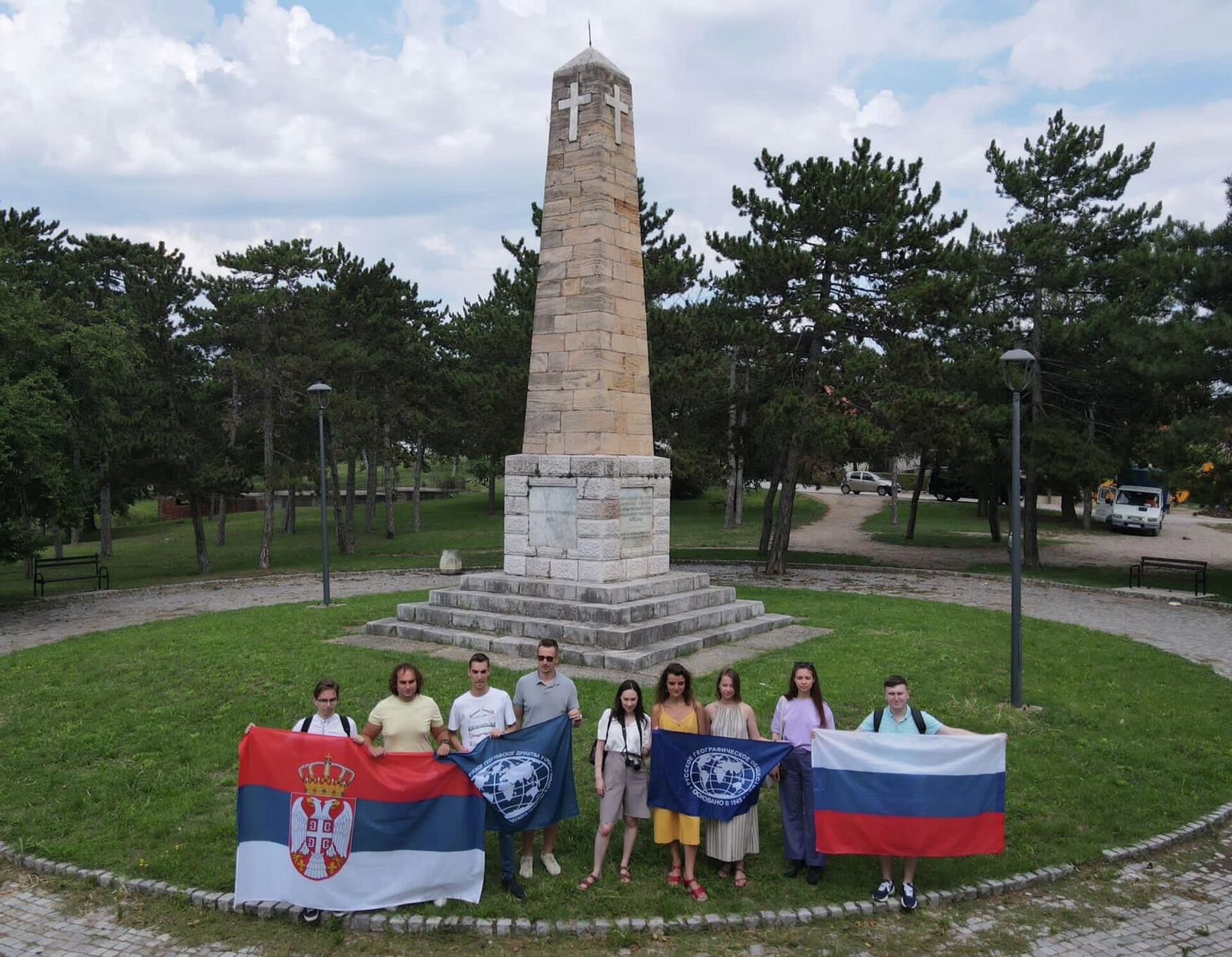 Studenti kod spomenika koji je podigao general Mihail Černjajev u gradskom parku Brđanka kod Aleksinca - Sputnik Srbija, 1920, 18.08.2023