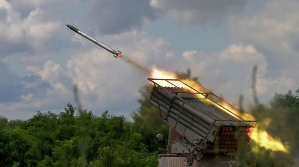 Вишецевни ракетни систем БМ-21 Град дејствује у правцу Красног Лимана у ЛНР - Sputnik Србија