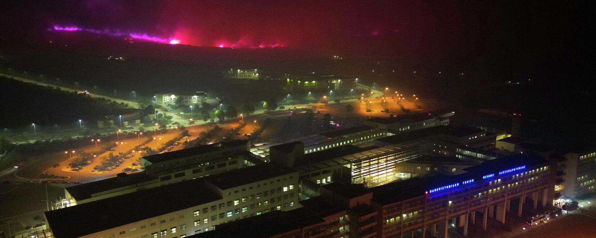 Zbog velikog požara koji je zahvatio područje oko grada Aleksandropolisa evakuisana je lokalna bolnica - Sputnik Srbija, 1920, 22.08.2023