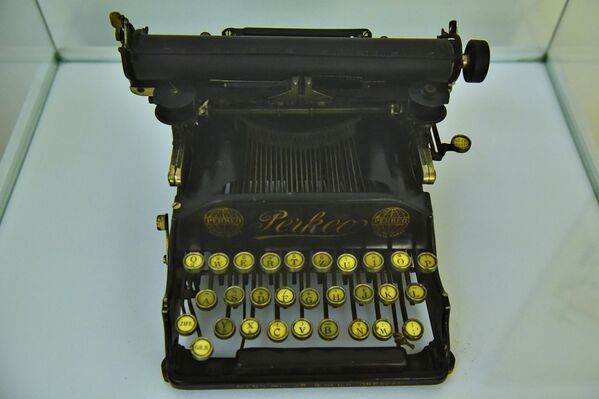 Jedan od modela stare pisaće mašine izložene u PTT muzeju u Beogradu - Sputnik Srbija