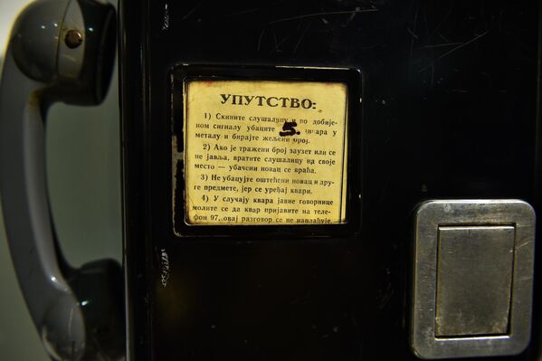 Upustvo za upotrebu na jednoj od starih tipova telefonskih govornica - Sputnik Srbija